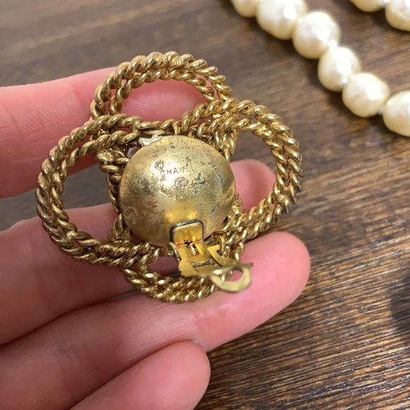 Vintage Chanel pearl camellia earrings - Picture 5 of 8